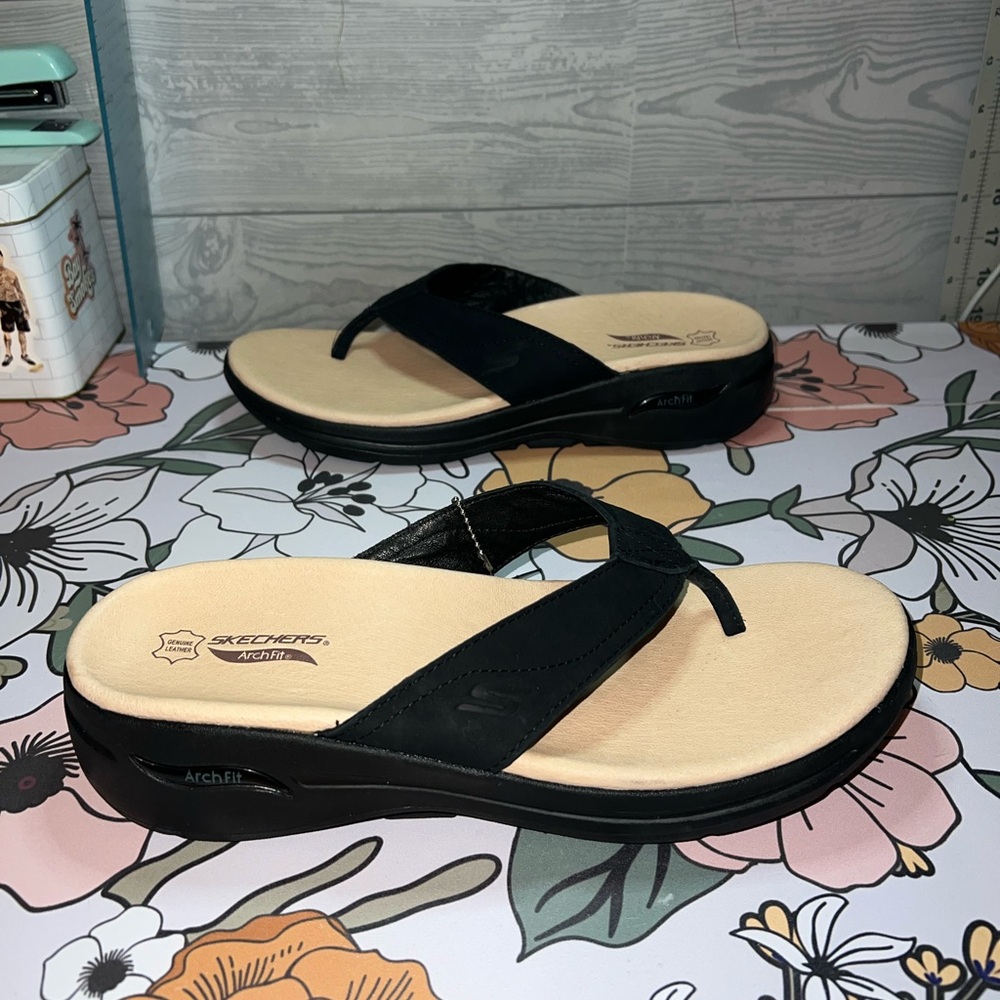 Skechers Archfit Women's Black and Cream Sandals